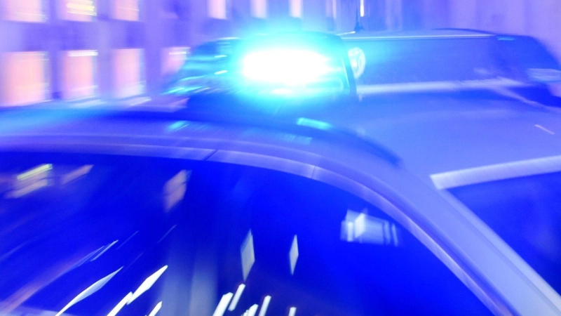 Die Polizei sucht Zeugen eines gefährlichen Überholmanövers bei Wilburgstetten. (Symbolbild: Carsten Rehder/dpa)