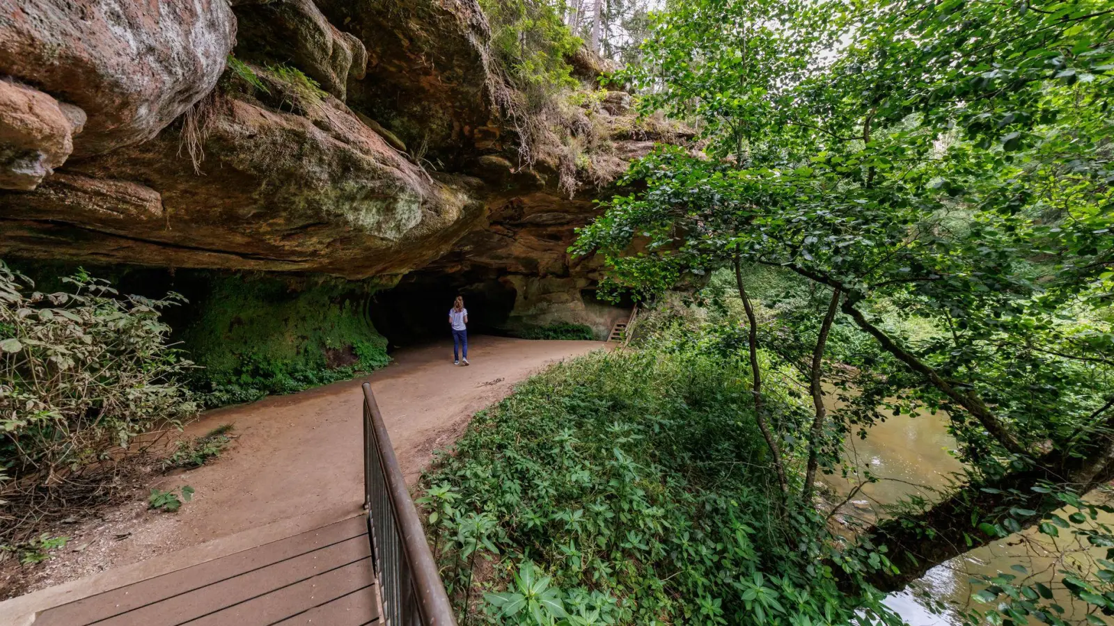 Soziale Medien und Outdoor-Portale haben die Schwarzachklamm auch weit über die Region hinaus bekannt gemacht - und das vsorgt zum Teil für Probleme.  (Foto: Daniel Karmann/dpa)