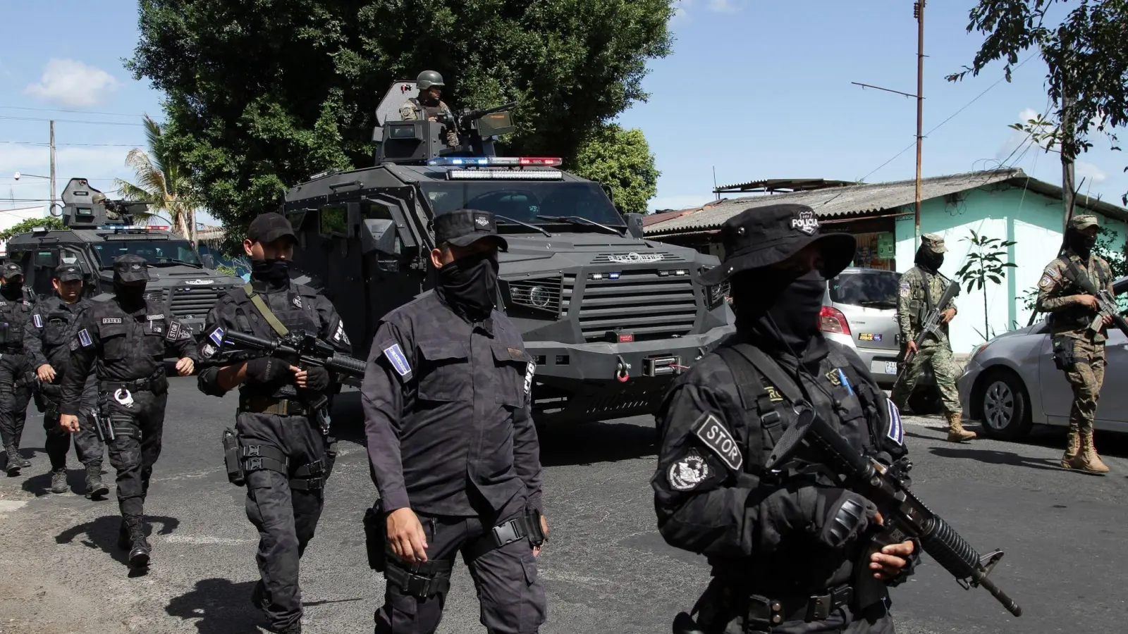 Bei einem Großeinsatz gegen die mächtigen Jugendbanden in El Salvador haben  Sicherheitskräfte die Stadt Soyapango abgeriegelt und nach Gangmitgliedern gesucht. (Foto: Salvador Melendez/AP/dpa)