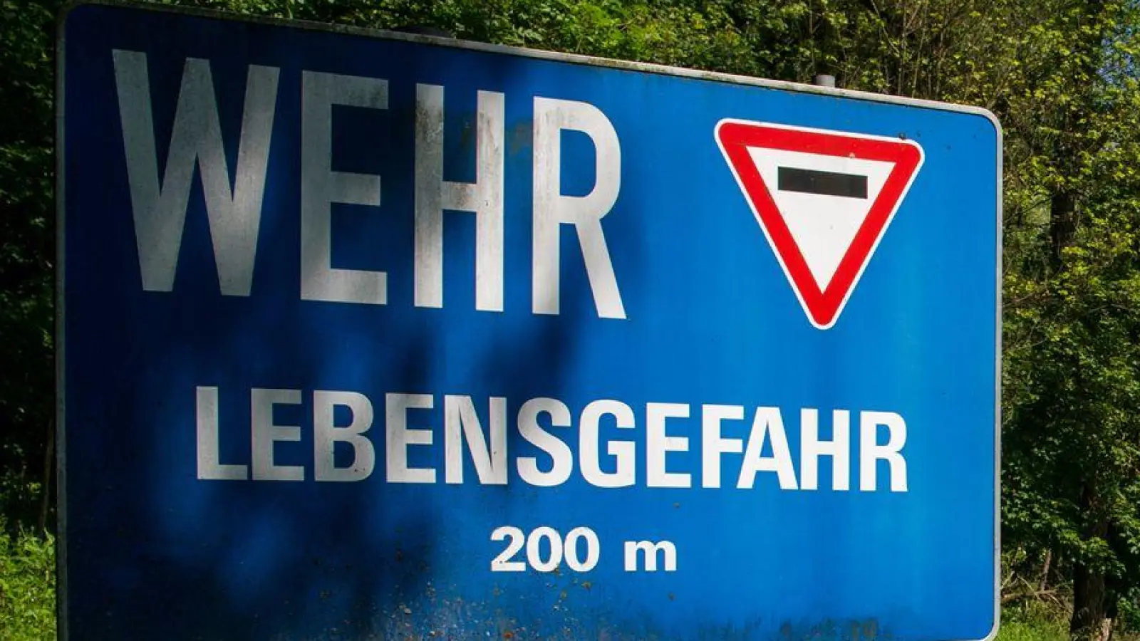 Die Insassen hatten ein Warnschild auf das Wehr übersehen. (Symbolbild) (Foto: picture alliance / dpa)