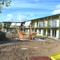 Der Außenbereich der neuen Kindertagesstätte im Feuchtwanger Wohngebiet „Röschenhof”. Blickfang dürfte die Arche Noah sein – das Spielgerät wurde erst vor wenigen Tagen aufgestellt.  (Foto: Peter Tippl)