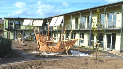 Der Außenbereich der neuen Kindertagesstätte im Feuchtwanger Wohngebiet „Röschenhof”. Blickfang dürfte die Arche Noah sein – das Spielgerät wurde erst vor wenigen Tagen aufgestellt.  (Foto: Peter Tippl)