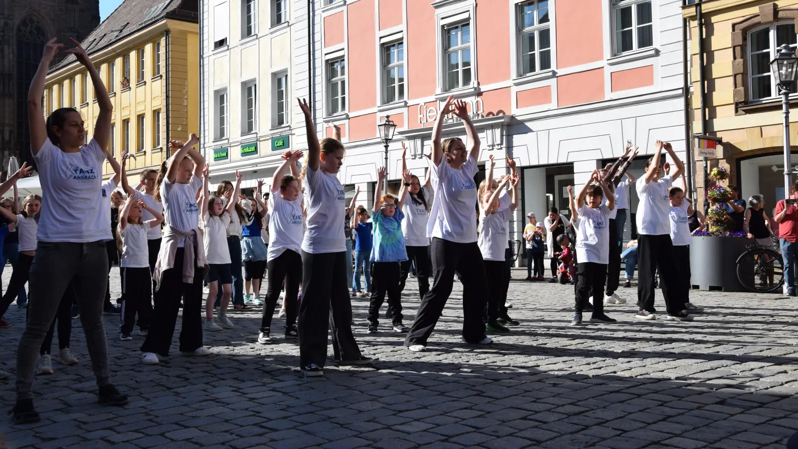 Einen nicht ganz spontanen Flashmob hat die Tanzschule Movement Revolution auf dem Martin-Luther-Platz veranstaltet. Teilgenommen haben Kinder und Jugendliche aus Stadt und Landkreis Ansbach. (Foto: Florian Schwab)