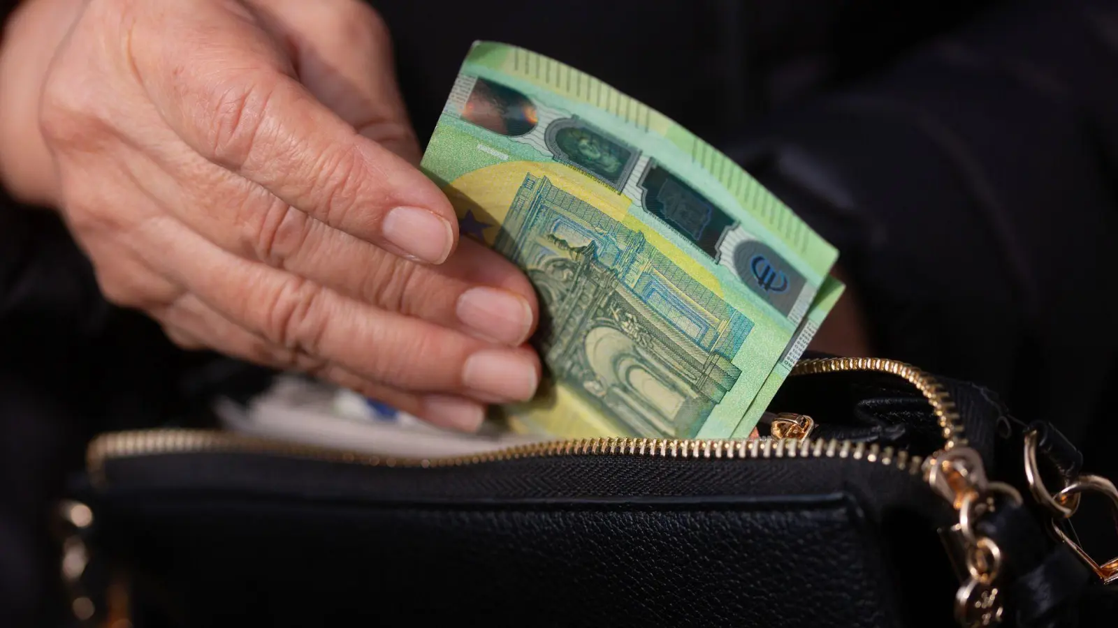 Eine Mehrheit der Bevölkerung sieht laut einer Allianz-Umfrage Lebenshaltungs- und Gesundheitskosten als größtes finanzielles Risiko im Alter. (Symbolbild)  (Foto: Fernando Gutierrez-Juarez/dpa)