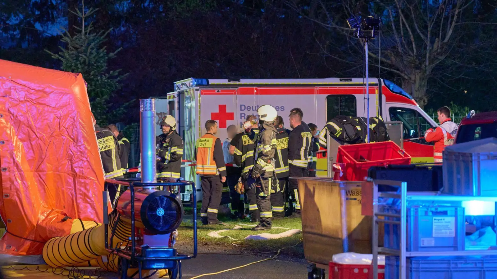 Viele Einsatzkräfte müssen in einer Schleuse dekontaminiert werden. (Foto: Sascha Ditscher/dpa)