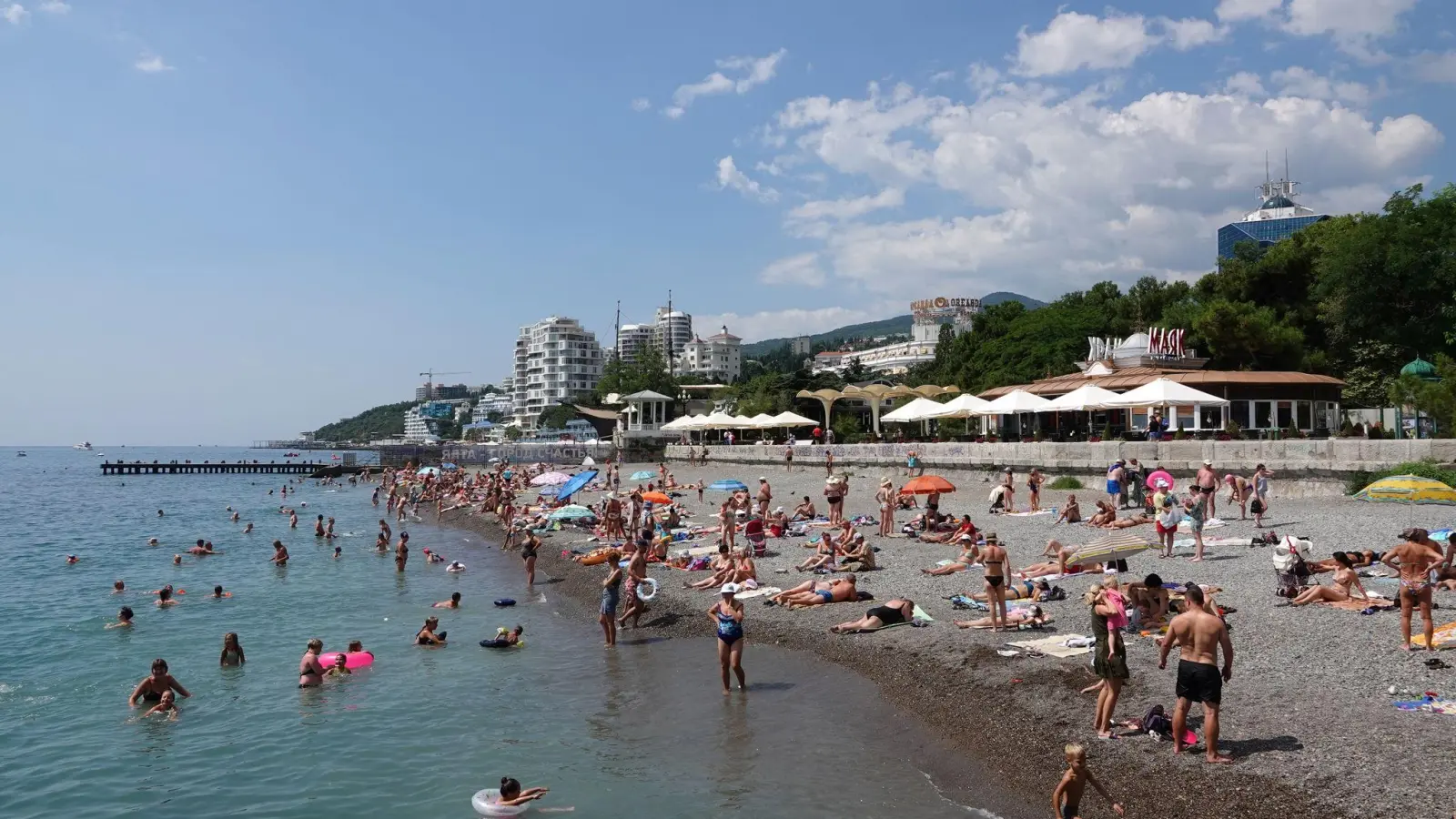 Beliebter Schwarzmeer-Kurort: Urlauber baden am Strand von Jalta. (Foto: Ulf Mauder/dpa-tmn/Archiv)