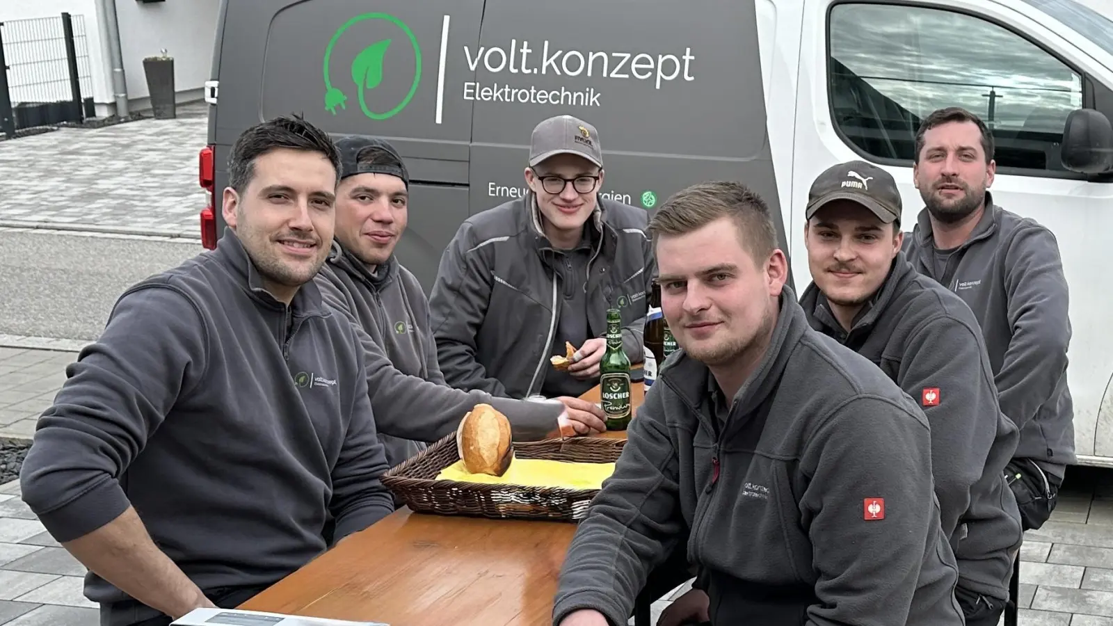 An der jährlichen Frühjahrsbesprechung werden Neuerungen, Unterweisungen und Maßnahmen zur Vereinfachung der Arbeitsabläufe diskutiert. So wird die Qualität des Angebots stetig gesteigert. (Foto: volt.konzept Elektrotechnik)