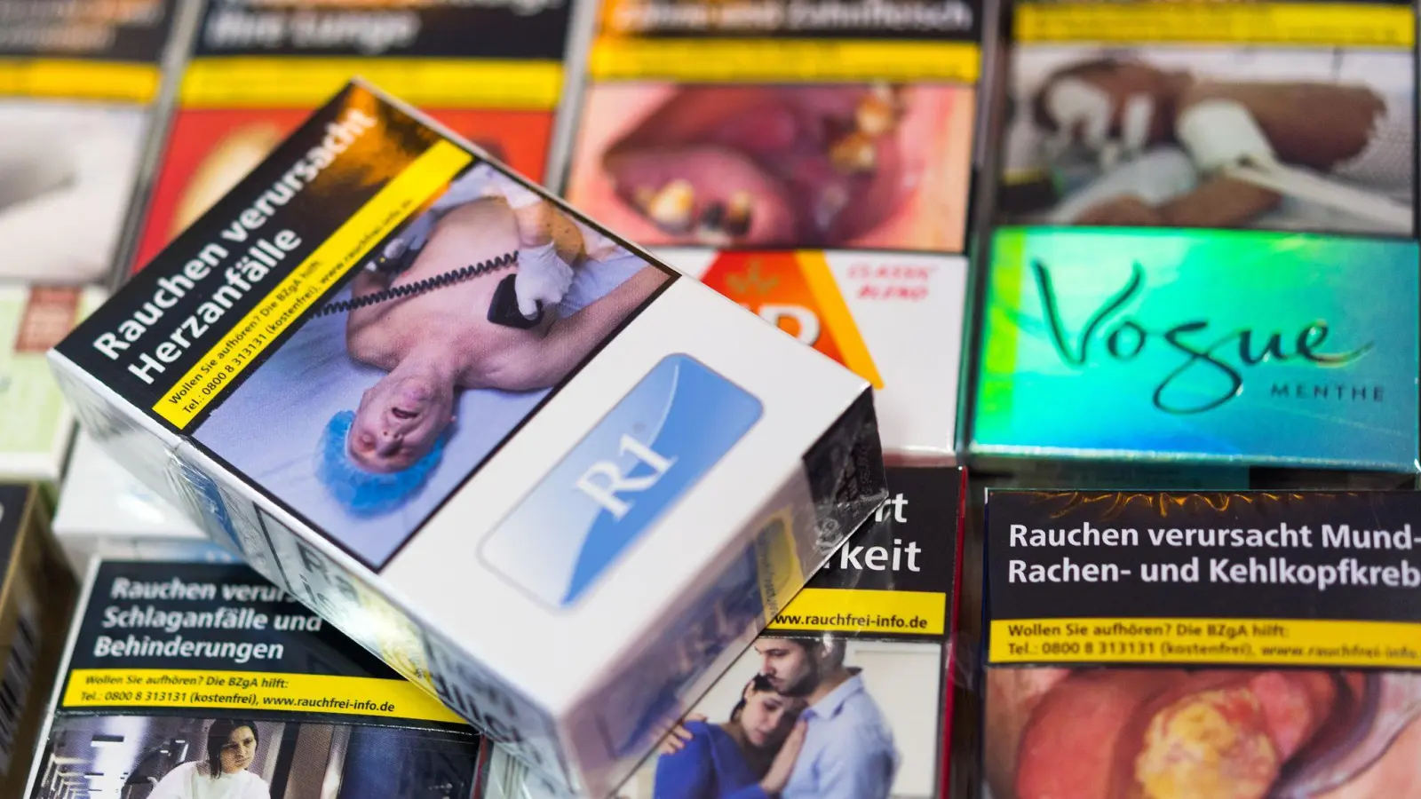 Vor zehn Jahren beschloss der Bundestag: Auf allen Zigarettenschachteln müssen Warnbilder und -hinweise abgedruckt werden. (Symbolbild) (Foto: Monika Skolimowska/ZB/dpa)