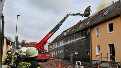 Ein Brand eines Wohnhauses hält derzeit die Feuerwehr in Leutershausen in Atem. (Foto: Tizian Gerbing)
