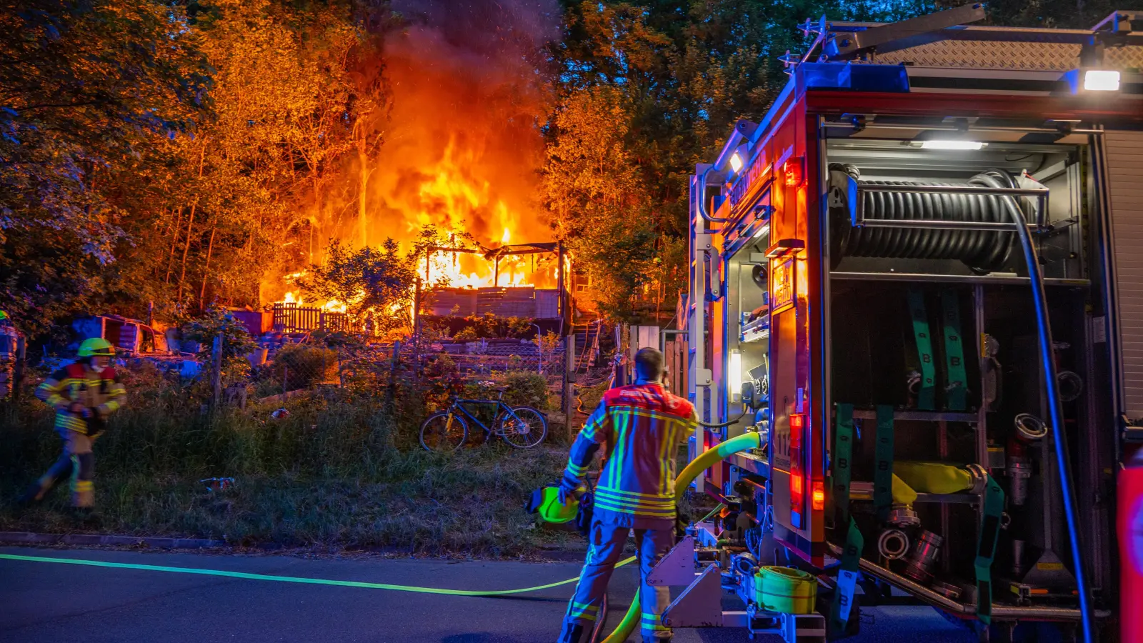 Die alarmierten Feuerwehrleute konnten zwar die Flammen löschen, aber das Gebäude nicht mehr retten. (Foto: Johann Schmidt)