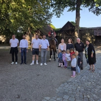 Das Foto zeigt von links: Philip Schürlein, Philipp Kamm, Maximilian Mattausch, Andreas Mack, Markus Losert, Jule Wetsch, Pia Lechner, Robert Hippelein und Sabine Lober sowie vorn von links: Grete Meyer, Lara Haltmayer, Julius Schöppler, Brayn Weber und die Ersatzlorekinder.  (Foto: Andreas Mack)