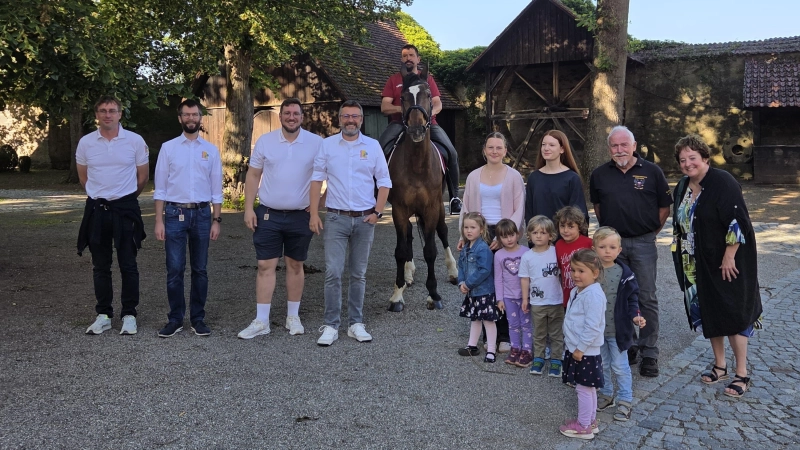 Das Foto zeigt von links: Philip Schürlein, Philipp Kamm, Maximilian Mattausch, Andreas Mack, Markus Losert, Jule Wetsch, Pia Lechner, Robert Hippelein und Sabine Lober sowie vorn von links: Grete Meyer, Lara Haltmayer, Julius Schöppler, Brayn Weber und die Ersatzlorekinder.  (Foto: Andreas Mack)