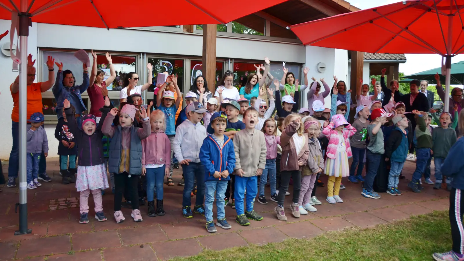 Die Kita Schabernack hat ihr 30-jähriges Bestehen gefeiert. Dafür hatten die Kinder extra mehrere Ständchen vorbereitet und trugen sie vor Hunderten Gästen mit Begeisterung vor. (Foto: Yvonne Neckermann)