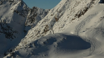 Bereits vorhandene Spuren im Tiefschnee bieten keine Sicherheit: Die Schneedecke kann weiterhin instabil sein. (Foto: Jonathan Schmid/dpa/dpa-tmn)