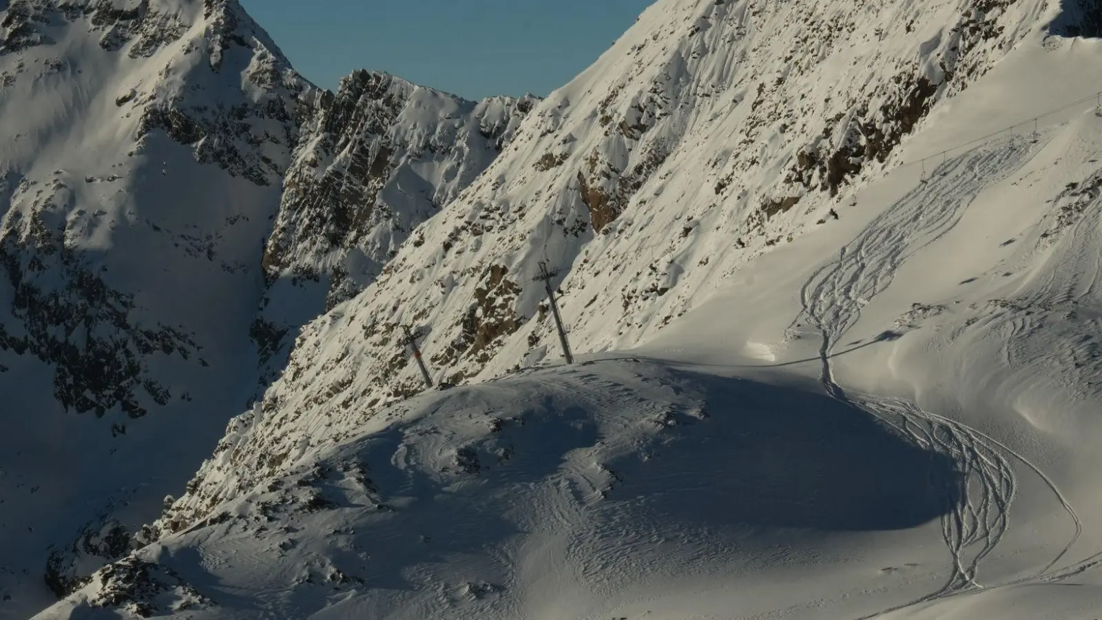 Bereits vorhandene Spuren im Tiefschnee bieten keine Sicherheit: Die Schneedecke kann weiterhin instabil sein. (Foto: Jonathan Schmid/dpa/dpa-tmn)