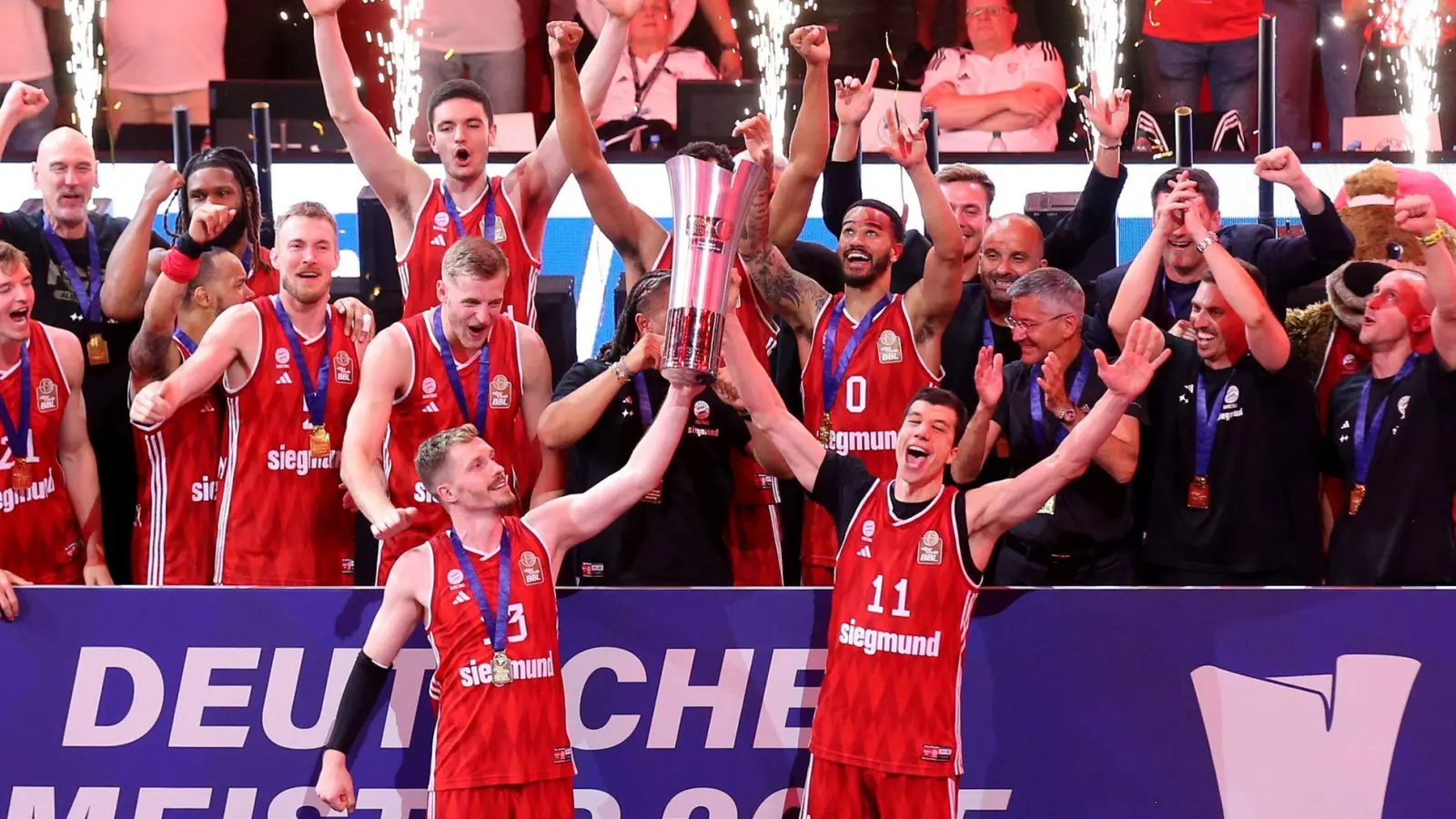 Die Bayern-Basketballer jubeln über den Meistertitel. (Foto: Matthias Stickel/dpa)