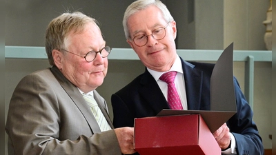 Jürgen Fitschen (rechts) bedankte sich im Namen des Vereins der Freunde der Bachwoche Ansbach bei Dr. Andreas Bomba für seine Arbeit als Intendant mit einem symbolischen Karton Wein. (Foto: Jim Albright)