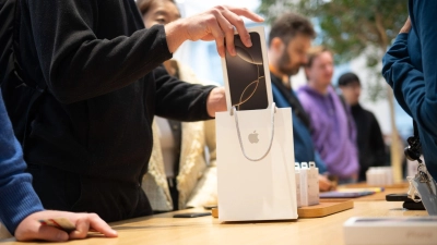 Bei Apple lohnt es sich nach der Markteinführung eines neuen iPhones circa ein halbes Jahr mit dem Kauf zu warten - erst dann sind sie im Schnitt rund 10 Prozent günstiger. (Foto: Sebastian Christoph Gollnow/dpa)