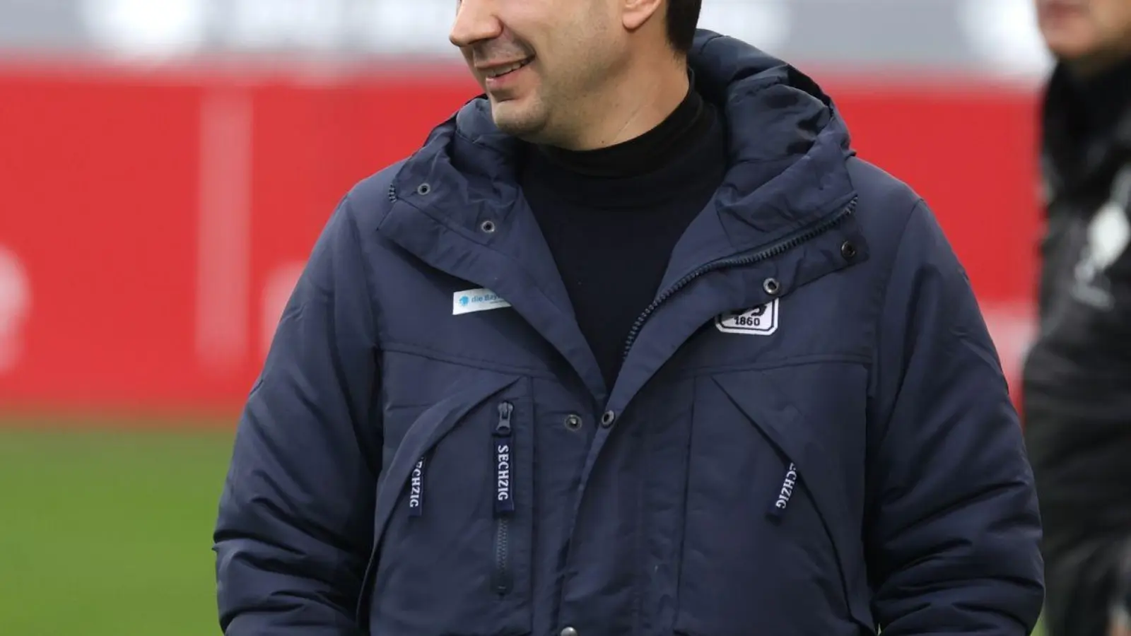 Argirios Giannikis, Trainer des TSV 1860 München, steht am Spielfeldrand. (Foto: Karl-Josef Hildenbrand/dpa)