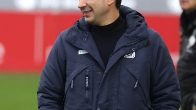 Argirios Giannikis, Trainer des TSV 1860 München, steht am Spielfeldrand. (Foto: Karl-Josef Hildenbrand/dpa)