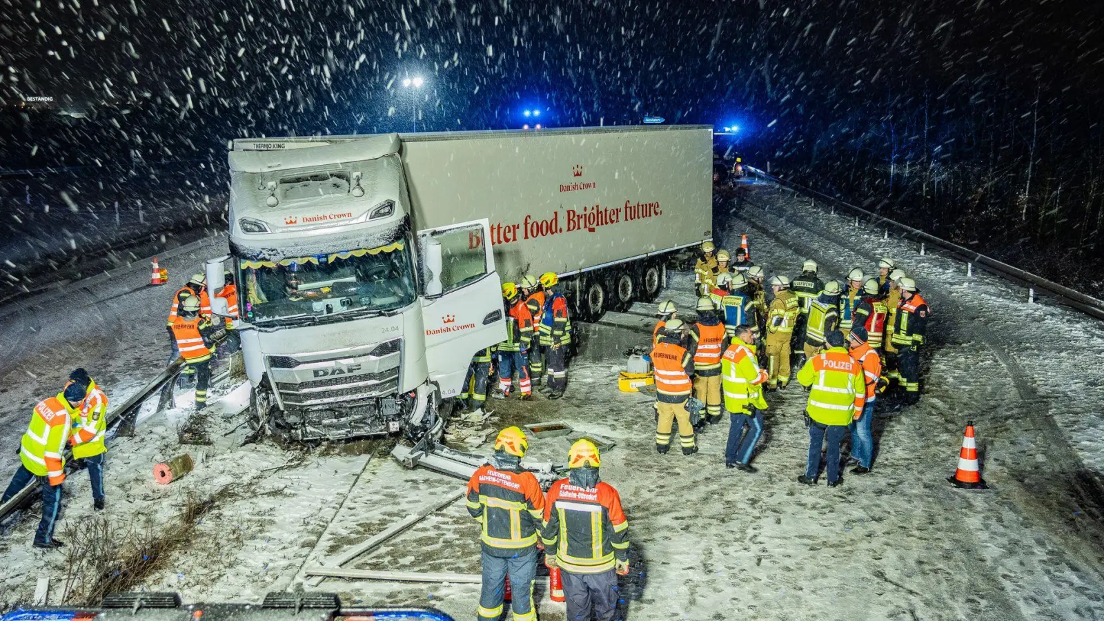 Aufgrund eines Unfalls auf schneebedeckter Fahrbahn wurde die A70 bei Schweinfurt gesperrt.  (Foto: Ferdinand Merzbach/NEWS5/dpa)