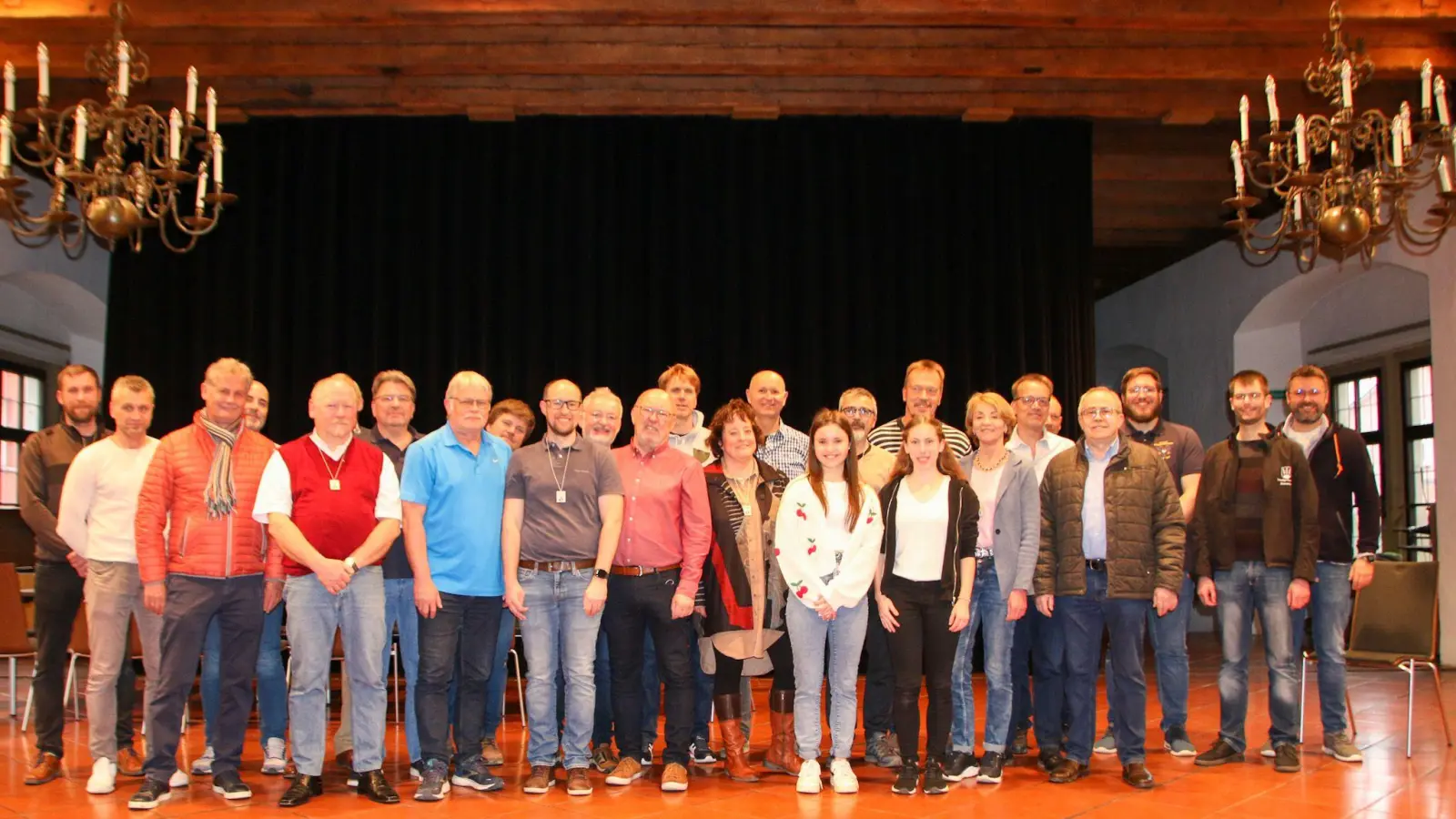 Nach vier Jahren Spielpause traf sich am Montag Abend die Besetzung des Historischen Festspiels in der Dinkelsbühler Schranne zur ersten Probe. (Foto: Martina Haas)