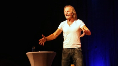 Blättert im „Tagebuch eines Komikers“: Eisi Gulp. (Foto: Martina Kramer)