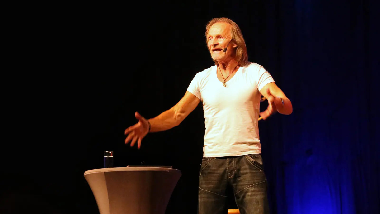 Blättert im „Tagebuch eines Komikers“: Eisi Gulp. (Foto: Martina Kramer)