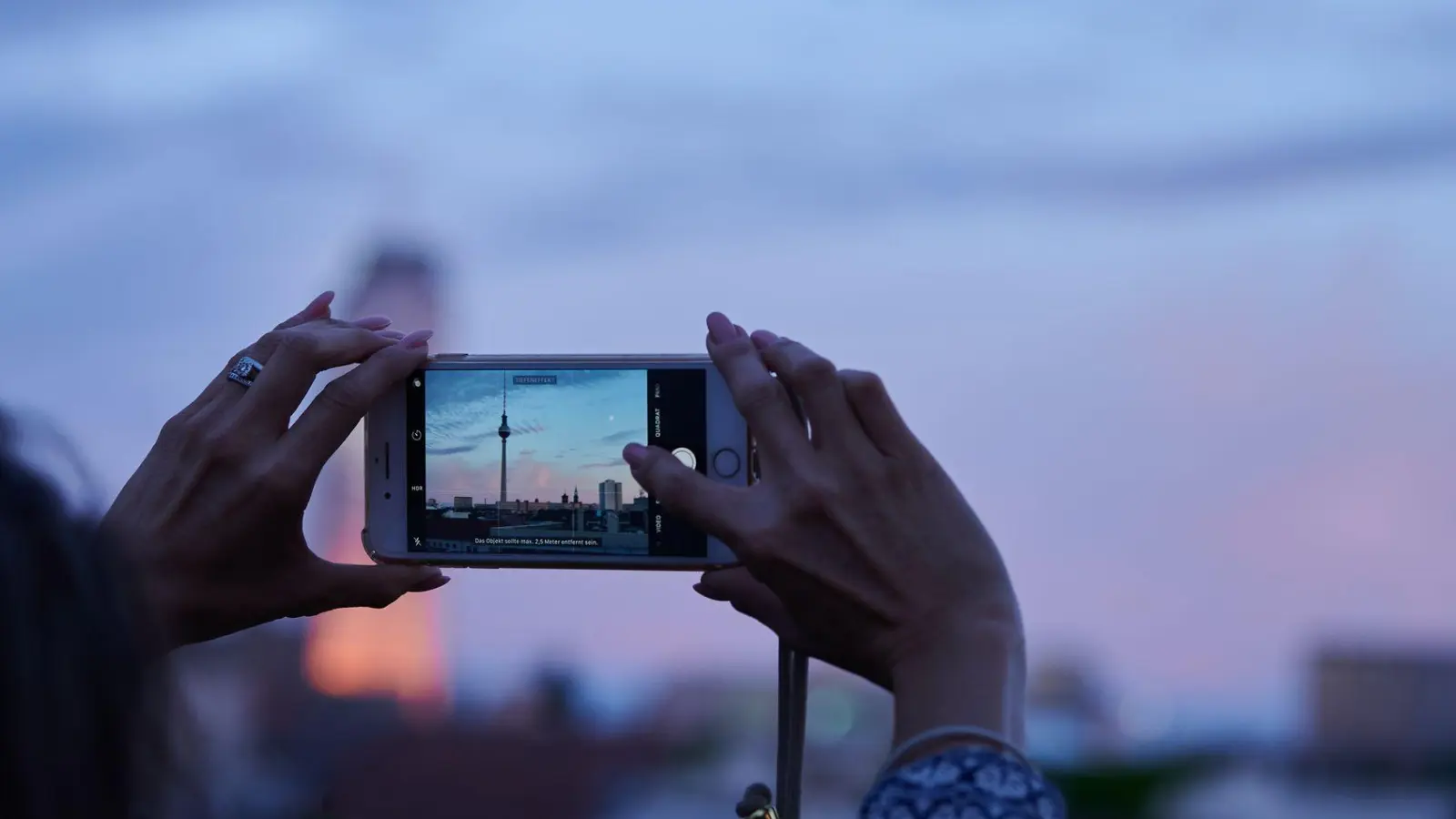 Bei schwierigen Lichtverhältnissen kann die Smartphone-Kamera schon mal an ihre Grenzen stoßen. (Foto: Annette Riedl/dpa/dpa-tmn)