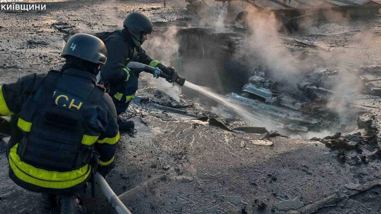 Erneut wird Kiew in der Nacht mit Raketen beschossen.  (Foto: Ukrainian Emergency Service via AP/dpa)