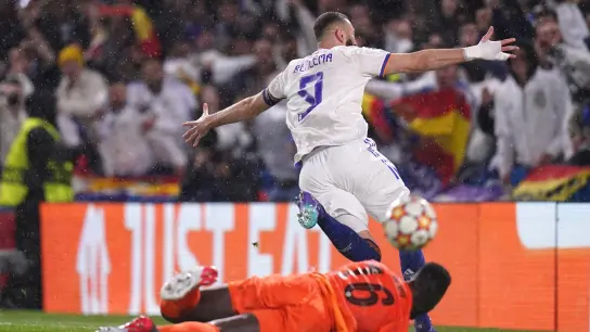 Real-Stürmer Karim Benzema traf beim Sieg der Madrilen an der Stamford Bridge dreifach. (Foto: John Walton/PA Wire/dpa)