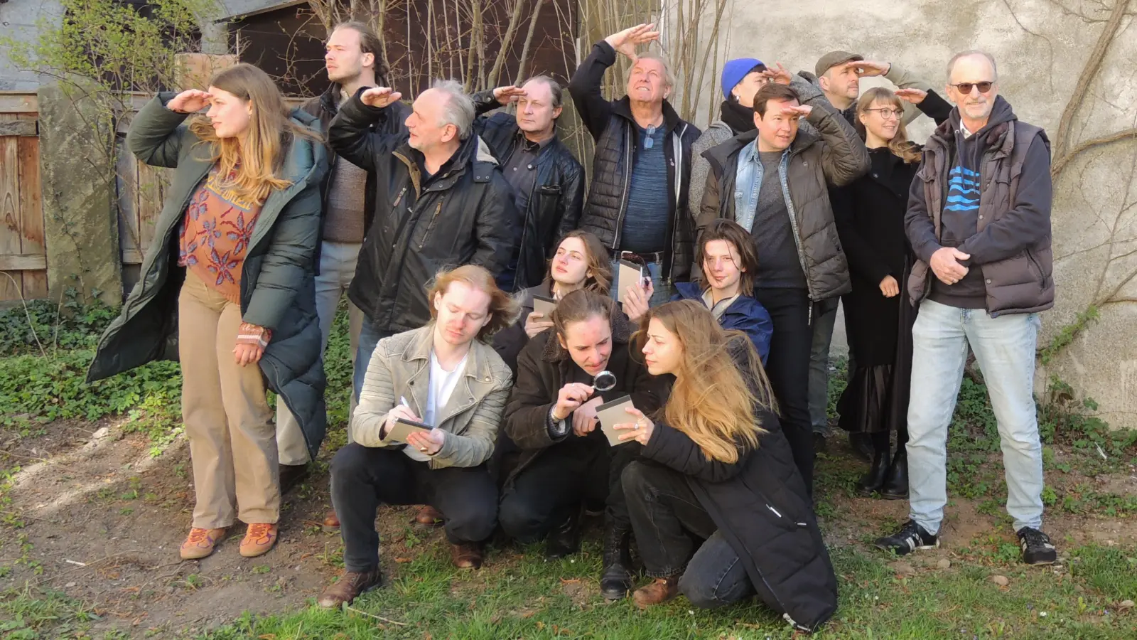 Suchen schon mal nach Verdächtigen: Die Mitglieder des Ensembles, die das Kinderstück Meisterdetektiv Kalle Blomquist auf die Kreuzgangbühne bringen, haben jetzt mit den Proben begonnen.