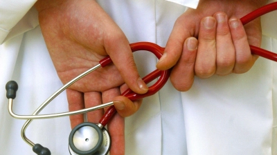 Viele Patienten halten vom Arzt empfohlene Selbstzahler-Leistungen für sinnvoll. (Archivbild) (Foto: Patrick Pleul/Zentralbild/dpa)