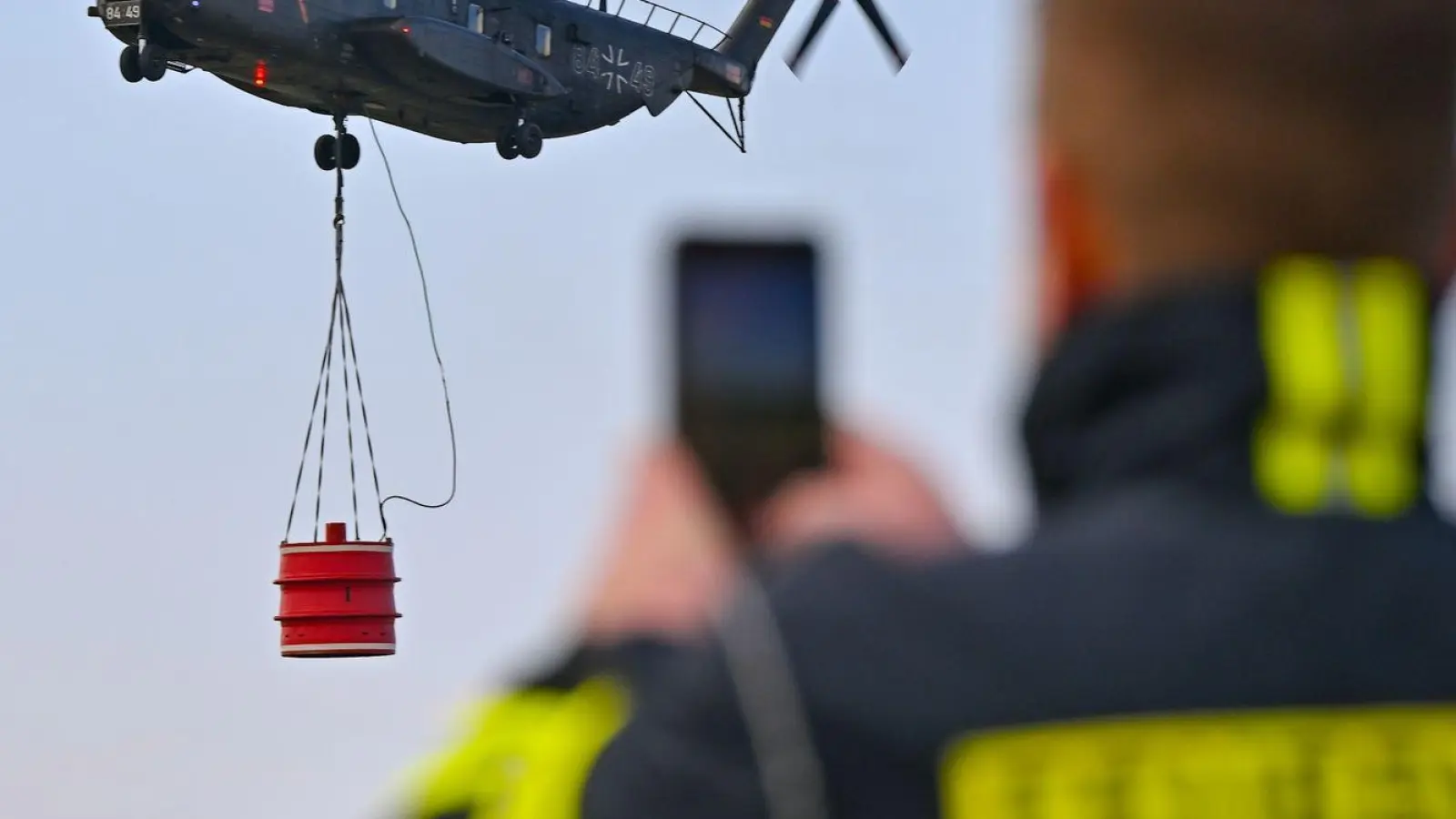 Hubschrauber sind bei Wald- und Flächenbränden unverzichtbar. (Foto: Patrick Pleul/dpa)