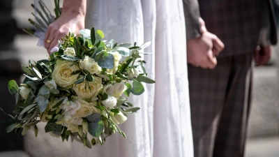 Wer nachhaltig heiraten möchte, kann auch die Gäste einbeziehen – etwa beim Organisieren von Deko oder Geschirr. (Foto: Sina Schuldt/dpa/dpa-tmn)