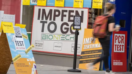 Eine Apotheke in der Münchener Innenstadt bietet "Impfen to go" an - die Impfquote ist laut RKI seit mehreren Wochen fast unverändert. (Foto: Peter Kneffel/dpa)