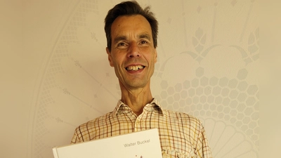 Walter Buckel mit seinen Werken „Schönheit“ und „Ästhetisches Schauen. Ein Neuanfang“. (Foto: Nina Daebel)