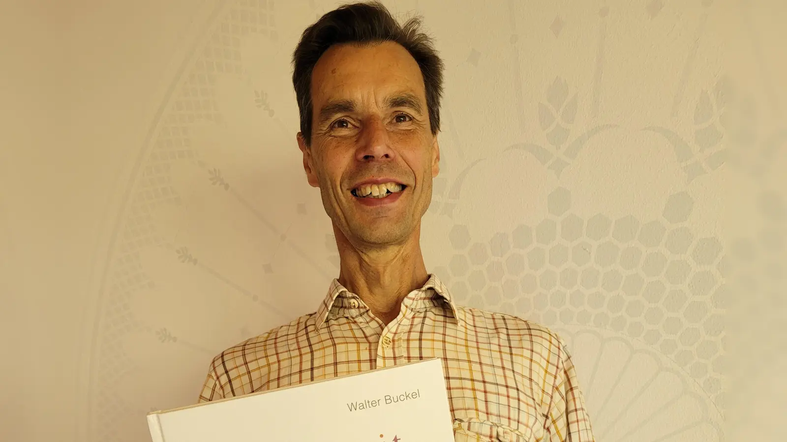 Walter Buckel mit seinen Werken „Schönheit“ und „Ästhetisches Schauen. Ein Neuanfang“. (Foto: Nina Daebel)