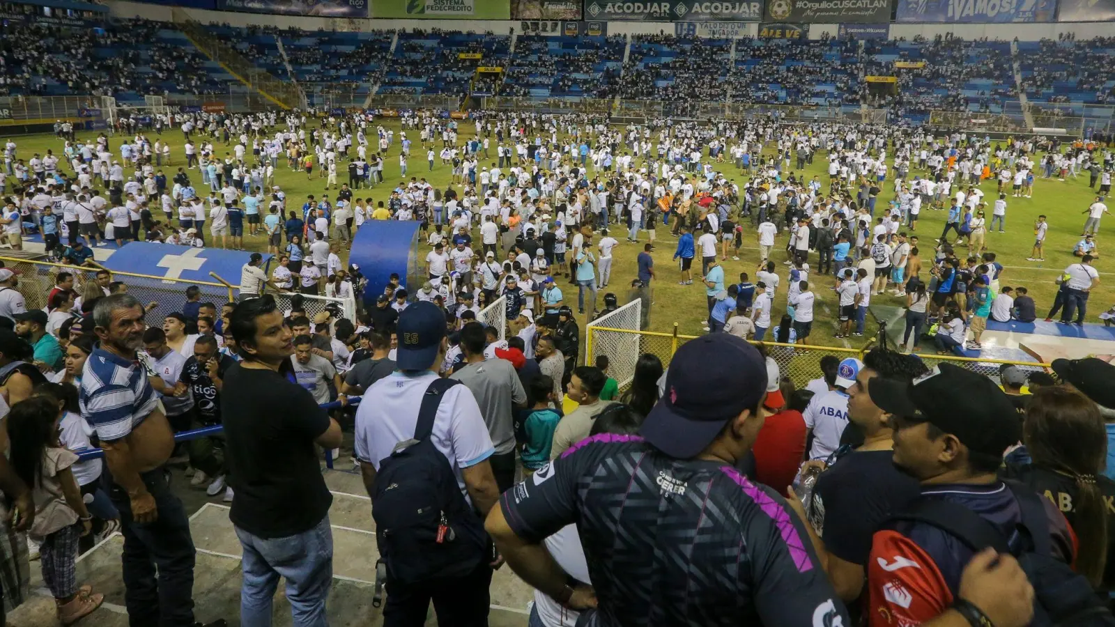 Bei einer Massenpanik im Cuscatlan-Stadion in El Salvador sind mindestens zwölf Menschen ums Leben gekommen. (Foto: Milton Flores/AP/dpa)