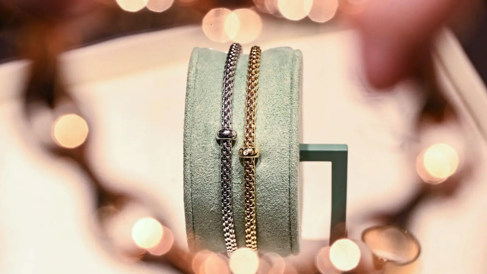 Armbänder aus Gold beim Juwelier: Auch vor der Schmuck- und Uhrenbranche macht die Inflation nicht Halt. (Foto: Uli Deck/dpa)