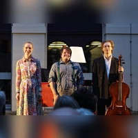 Interpretierten Jenny Erpenbecks Roman „Heimsuchung” (von links): Sophie Weikert, Niklas Schüler und Julius Uebelhör im Innenhof des Gymnasium Carolinum. (Foto: Thomas Wirth)