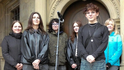 Jugendliche des Reichsstadt-Gymnasiums beteiligten sich mit einem Beitrag an der Kundgebung.  (Foto: Karl-Heinz Gisbertz)