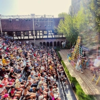 Eine Vorstellung im Feuchtwanger Kreuzgang. Touristinnen und Touristen jeweils auf die Theaterangebote in Feuchtwangen, Dinkelsbühl und Rothenburg aufmerksam zu machen, findet Bürgermeister Dr. Ulrich Grünwald gut. Von einem gemeinsamen Abonnement hält er nichts. (Foto: Kreuzgangspiele/Nicole Brühl)