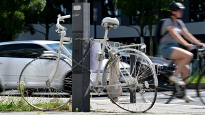 Ein Ghost-Bike erinnert in Frankfurt an einen Unfall, bei dem ein 34-Jähriger von einem Lastwagenfahrer erfasst und tödlich verletzt wurde. (Foto: Arne Dedert/dpa)