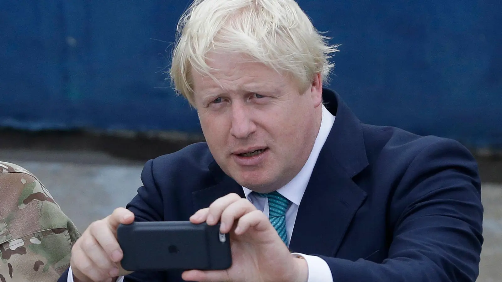 Die Nachrichten auf dem Handy von Boris Johnson sind von großem Interesse. (Foto: Sunday Alamba/AP/dpa)