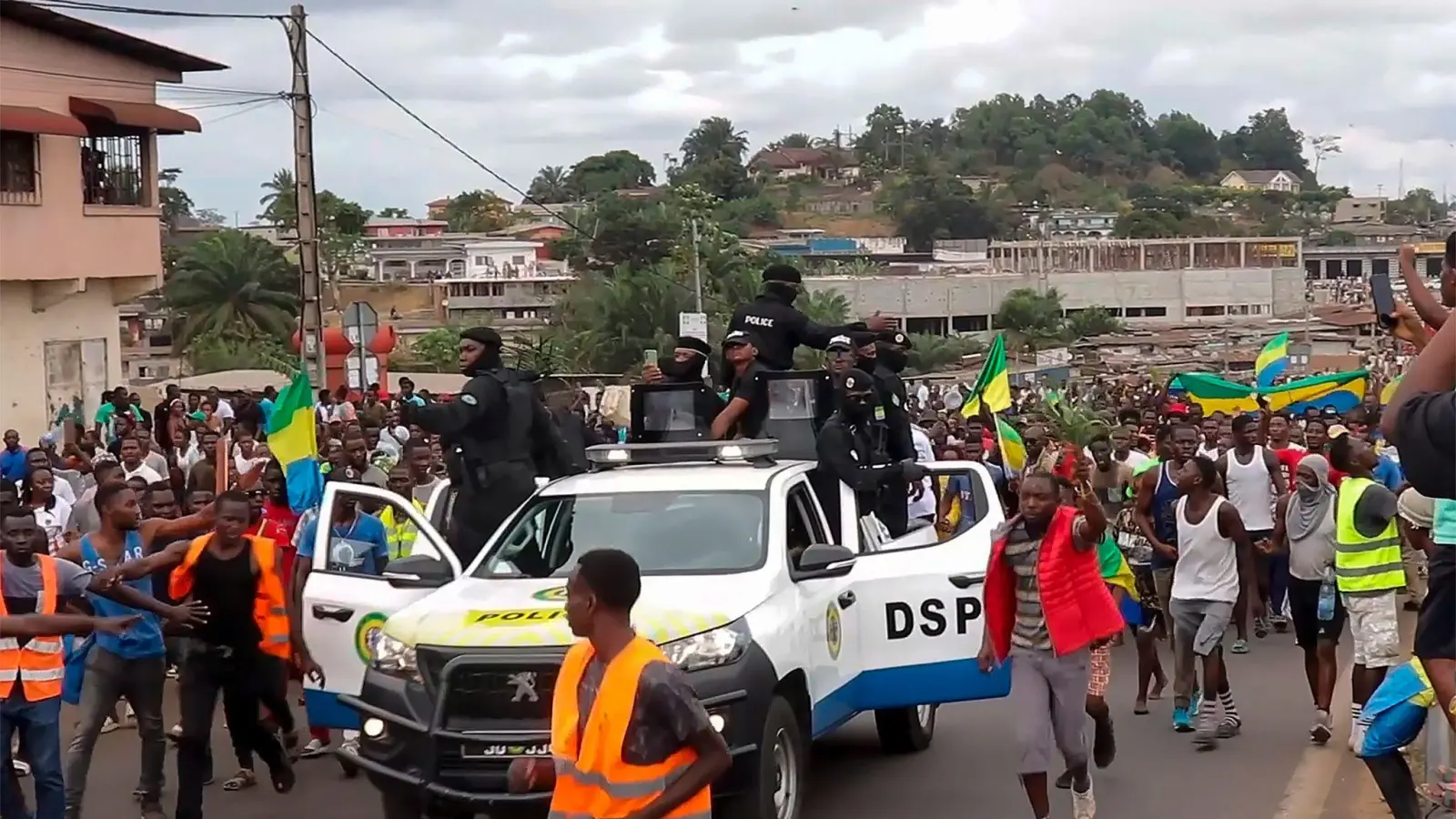 Das Videobild zeigt jubelnde Anhänger der Putschisten. (Foto: Betiness Mackosso/AP)