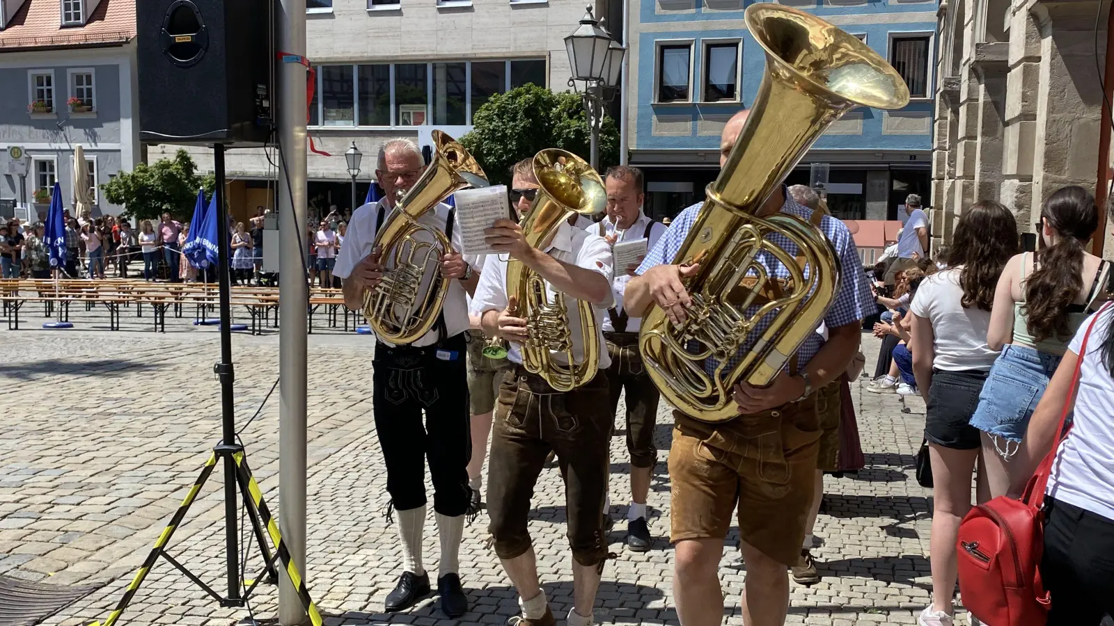 Die kurzfristig formierte Blaskapelle „Gremsdorf” sorgt für die musikalische Begleitung am Kinderfest der Neustädter Kerwa. (Foto: Luca Paul)