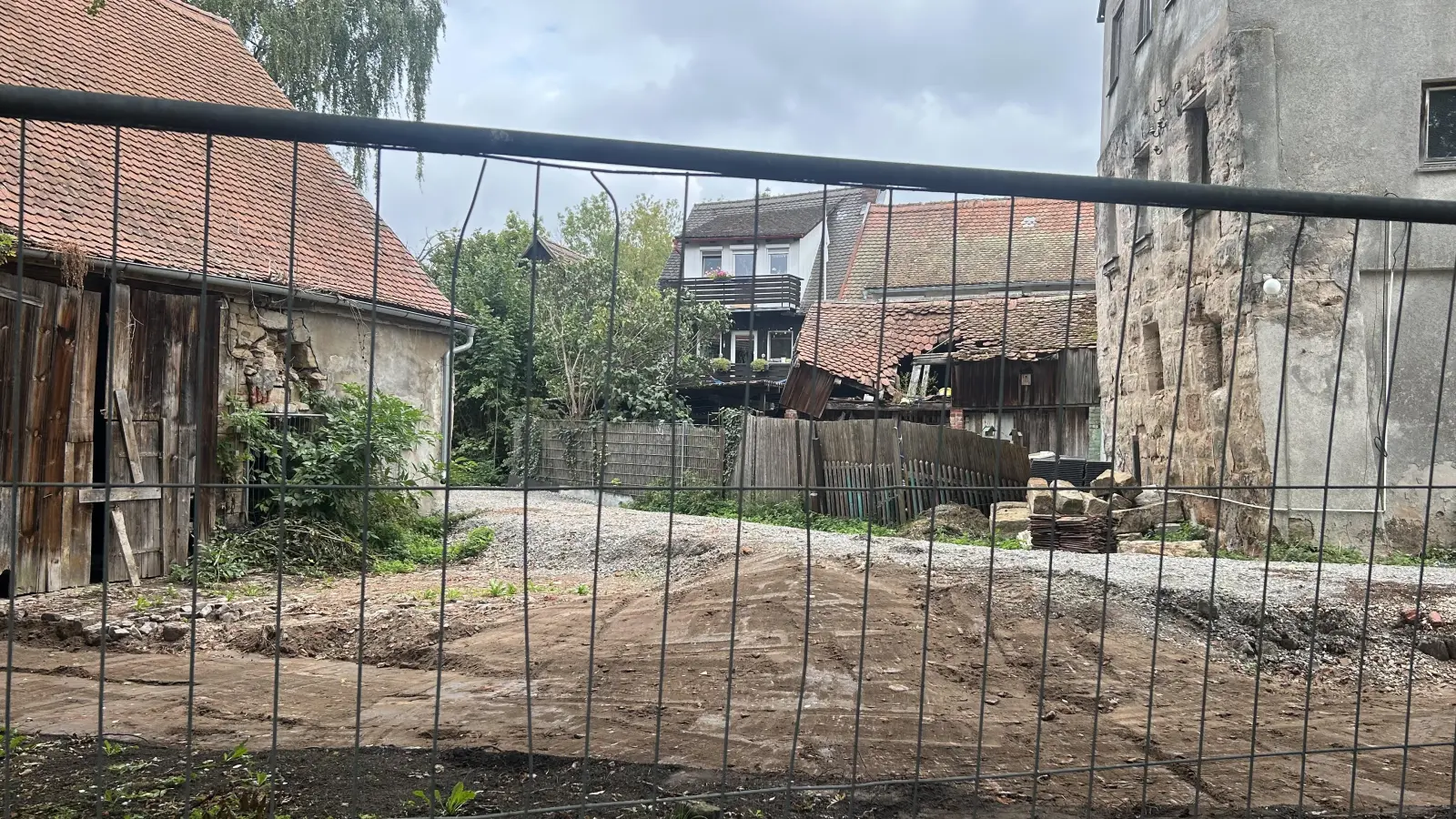 Freier Blick von der Ziegenwiese: Die angrenzende Mauer zur Schaitbergerstraße 36 wurde wie ein kleiner Unterstand abgerissen (Foto: Florian Pöhlmann)