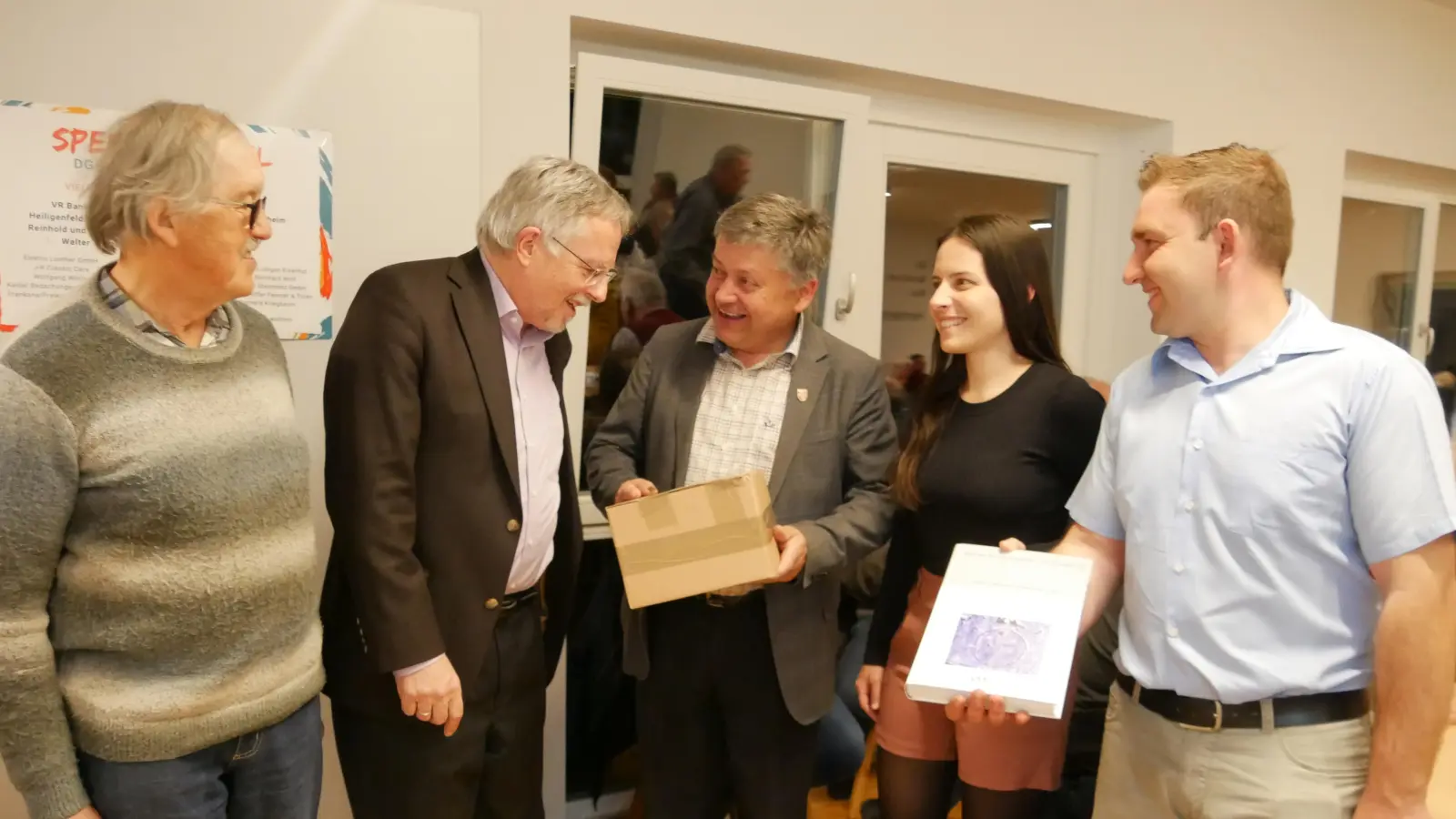 Ippsi kehrte ziemlich unscheinbar in einem Pappkarton zurück nach Franken. Das Foto zeigt von links Leonhard Reizlein, auf dessen Grund die Kreisgrabenanlage entdeckt wurde, Professor Schier, Bürgermeister Schmidt sowie Christina Alt und Tommy Neumeister vom Arbeitskreis „1200 + 5“. (Foto: Ulli Ganter)