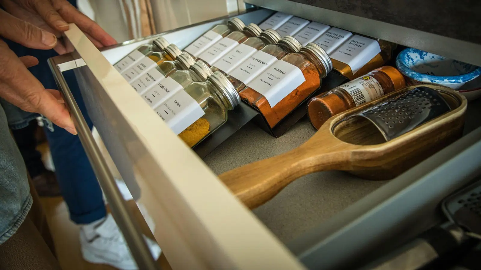 In einer Schublade sind Gewürze vor Licht und Wärme geschützt. (Foto: Christin Klose/dpa-tmn)